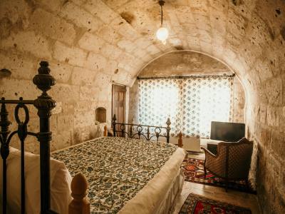 Single Cave Room